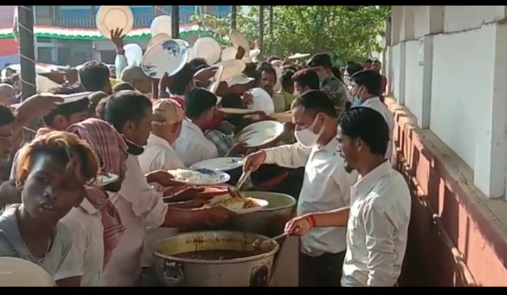मंत्री और विधायक के समक्ष कोरोना की उड़ी धज्जी , भोजन के लिए कार्यकर्ताओं में मारामारी