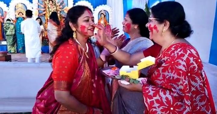 जमशेदपुर: सिंदूर दान के साथ ही मां दुर्गा की हुई विदाई, सुहागिनों ने मांगा अमर सुहाग का वरदान