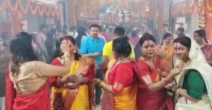 मंगलकामना: सुहाग की रक्षा, समृद्धि की प्राप्ति और मां दुर्गा की विदाई के बीच मस्ती मूड में नजर आई दुमका की महिलाएं