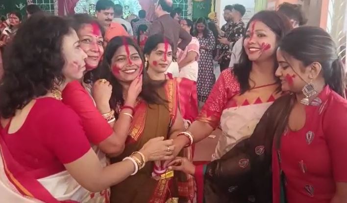 DHANBAD : दुर्गा मां फिर आना कह विदा की गई माता, महिलाओं ने सिंदूर खेला कर की मां दुर्गा की विदाई