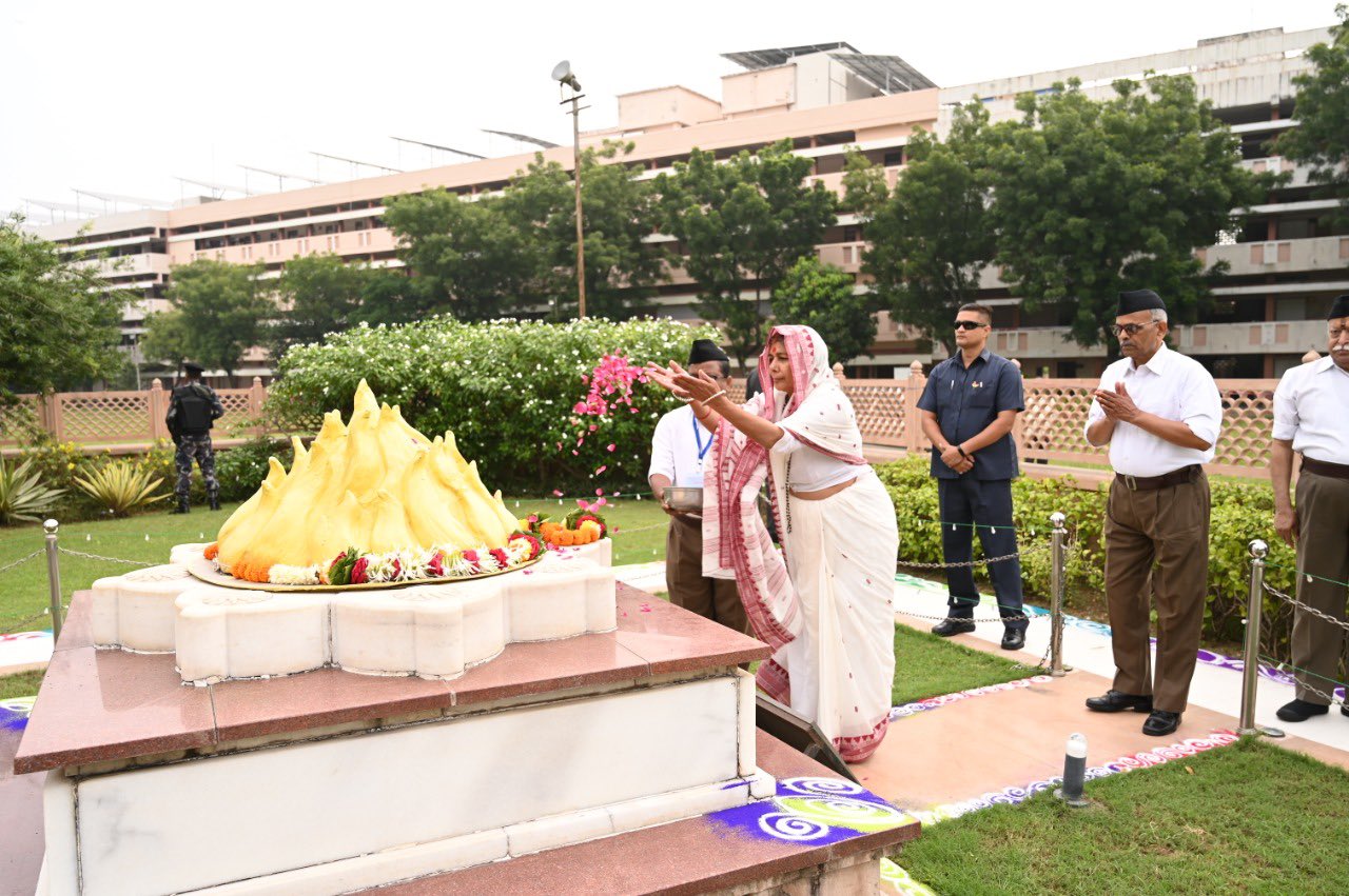 RSS मुख्यालय में महिला मुख्य अतिथि के तौर पर पहुंची संतोष यादव, आरएसएस प्रमुख ने महिलाओं भागीदारी पर दिया जोर