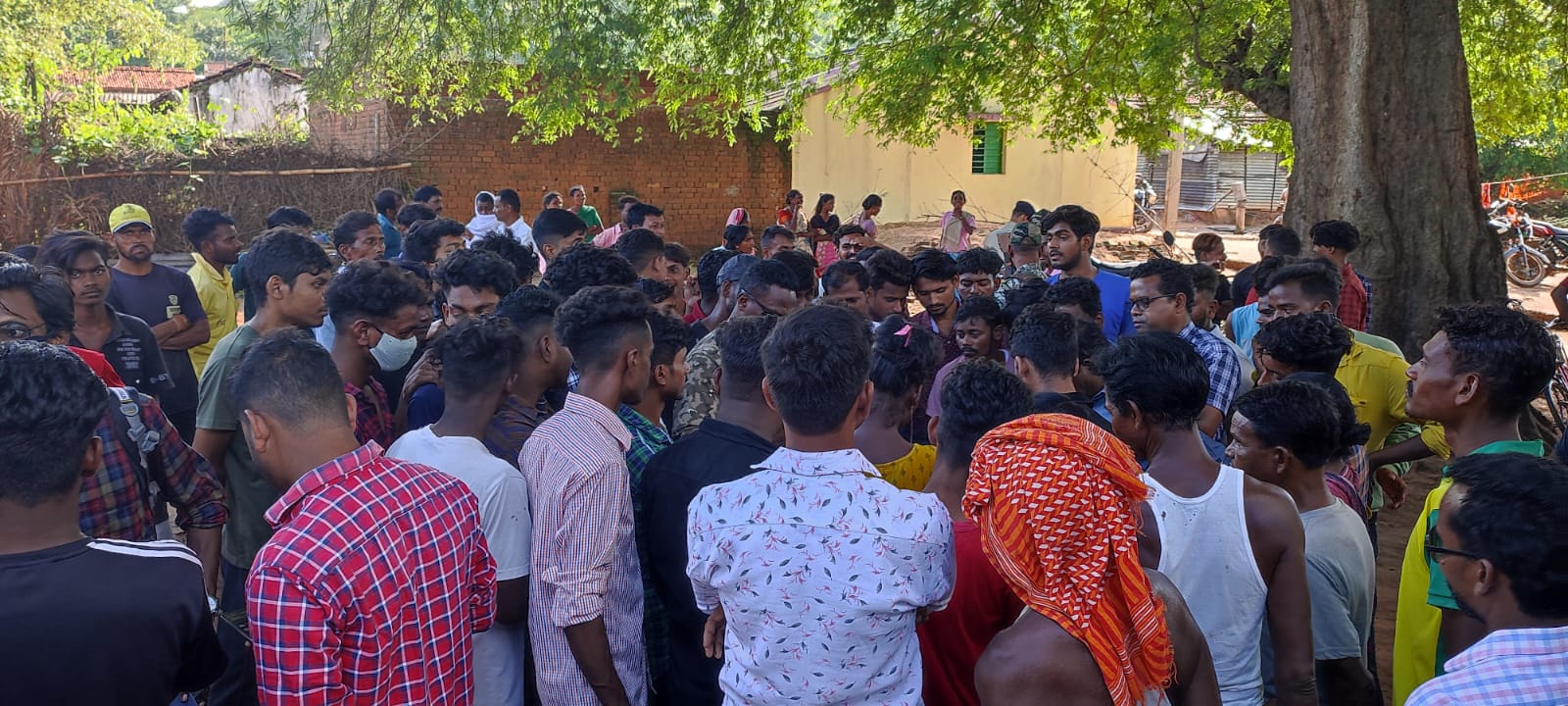 दशहरा का मेला घूमने निकला था प्रेमी युगल, आपत्तिजनक स्थिति में गांव वालों ने पकड़ा, जानिए फिर क्या हुआ 