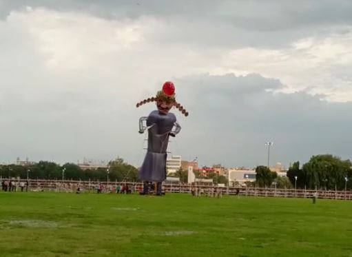 पटना: गांधी मैदान में तेज हवा से गिरा रावण का पुतला, क्रेन की मदद से खड़ा कर फिर किया गया रावण दहन