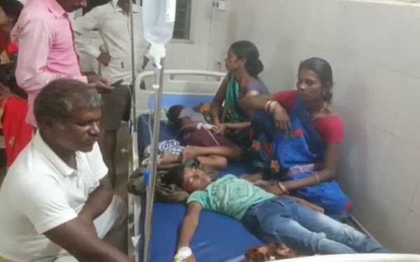 दुर्गा पूजा मेले के खाने से 15 लोग हुए फूड प्वाइजन के शिकार, अस्पताल में भर्ती  