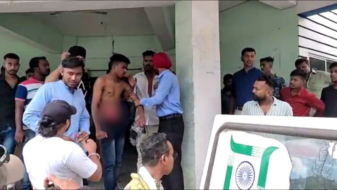 जमशेदपुर: जुर्माना काटने के बजाए पुलिस ने की दो भाईयों की पिटाई, एक की आंतें आई बाहर तो दूसरा गंभीर