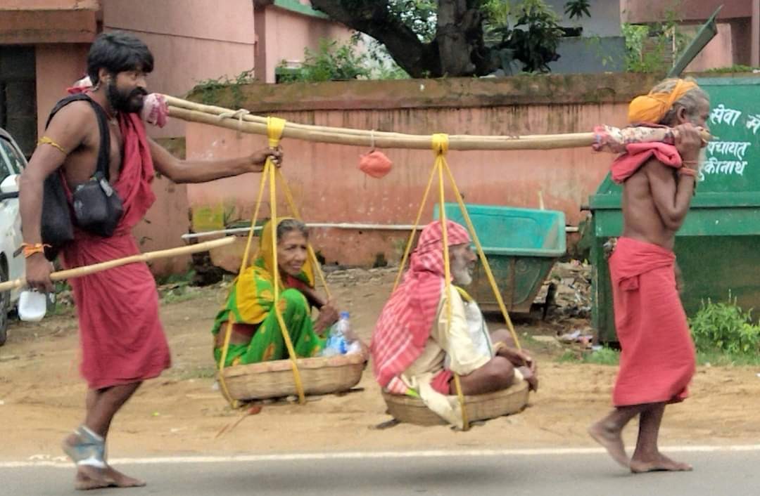 उदाहरण! कलयुग के श्रवण कुमार ने माता-पिता को बहंगी पर बैठ कर करवाया तीर्थाटन, वृद्ध दंपत्ति ने भोलेनाथ के दर्शन की जताई थी इच्छा