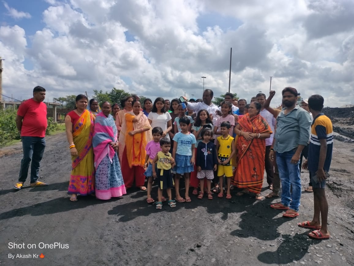 दुमका: कोल डंपिंग यार्ड से लोगों का जीवन हुआ दूभर, विरोध में उतरी महिलाएं  