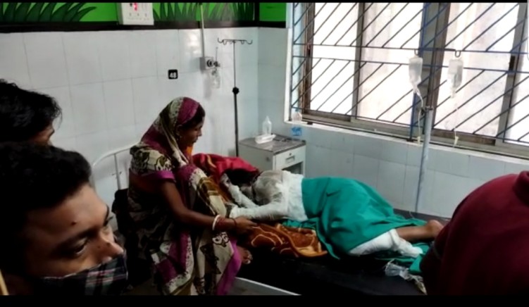 Breaking : दुमका में एक बार फिर पेट्रोल कांड, सनकी आशिक ने युवती पर पेट्रोल छिड़क लगाया आग, अस्पताल में भर्ती