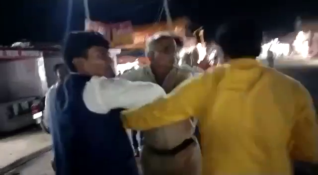 देवघर : मुखिया की मौजूदगी में भिड़े मुखिया प्रतिनिधि और स्थानीय, गाली-गलौज और मारपीट का वीडियो हो रहा वायरल