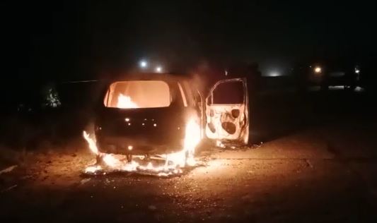 कटिहार : कार में अचानक लगी आग, पूरी कार जलकर हुई राख  