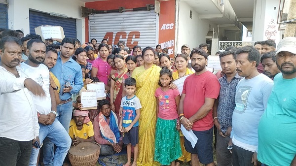 दुमका में कोयला डंपिंग यार्ड के विरोध में सड़क जाम, आंदोलनकारियों को मिला लुईस मरांडी का साथ