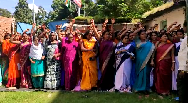 सैकड़ों जलसहियायों ने कांग्रेस कार्यालय में दिया धरना, मांग पूरी नहीं होने पर दी उग्र आंदोलन की चेतावनी