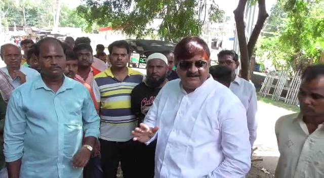 DHANBAD: अधिकारी करें भी क्या, सड़क साफ़ कराये तो नेता नाराज, नहीं कराये तो जनता 