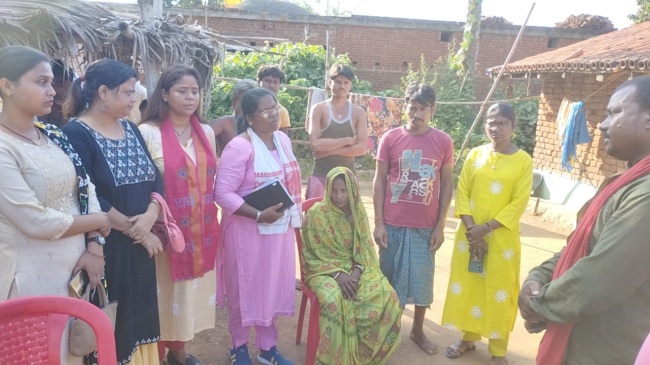 पेट्रोल कांड पार्ट 2: पीड़ित परिवार से मिलने पहुंची भाजपा महिला मोर्चा की प्रदेश अध्यक्ष,  हर संभव मदद का दिया भरोसा