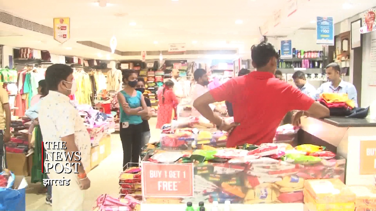 फेस्टिवल मार्केटिंग में कोरोना प्रोटोकॉल की खूब उड़ रही धज्जियां,  देखिए "द न्यूज़ पोस्ट" के कैमरे में कैद वीडियो