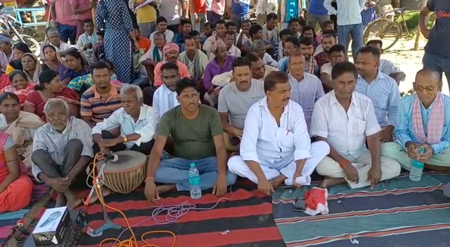 देवघर : आदिवासी परिवारों के साथ धोखा!  IOCL को ज़मीन देने के चार साल बाद भी नहीं हुआ नियोजन