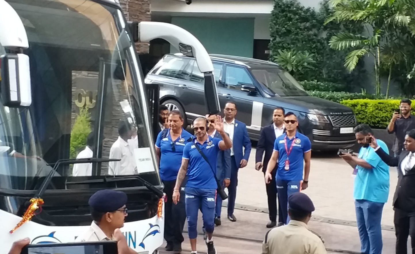 भारत और दक्षिण अफ्रीका की टीम दिल्ली के लिए हुई रवाना, जाते हुए शार्दूल ठाकुर और ईशान किशन ने एक फैन को दिया ऑटोग्राफ