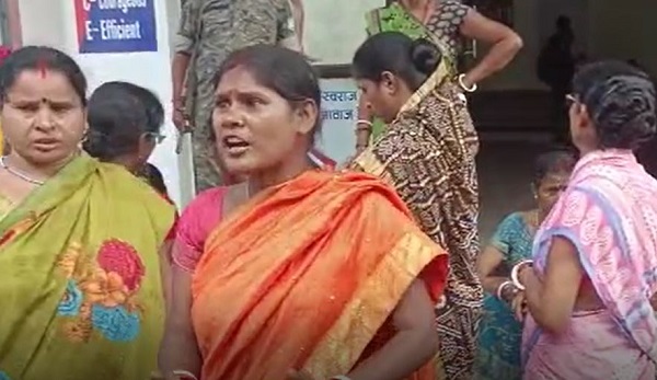 ठगी की शिकार महिलाओं ने दिखाया रौद्र रूप, घेरा बैंक मोड़ थाना, जानिए फिर क्या हुआ