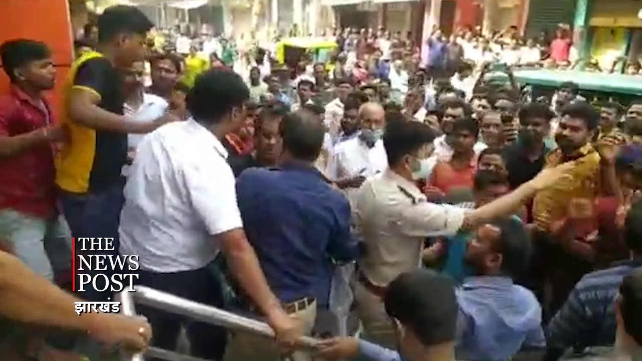 खुले दुकानों को बंद करा रहे पुलिस जवानों से उलझे दुकानदार, गाइडलाइन उल्लंघन का दर्ज होगा मामला