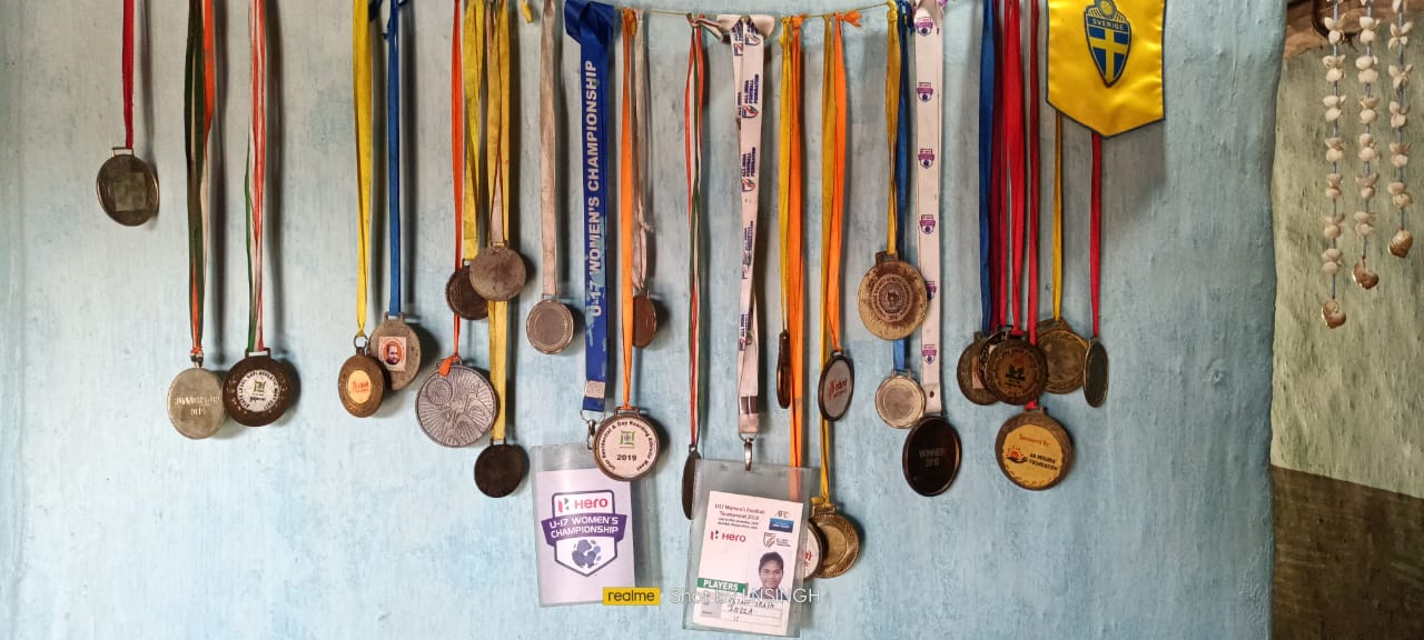 शर्मनाक! जिस खिलाड़ी के सम्मान में सरकार बनवा रही सड़क, उसी में मजदूरी करने को मजबूर खिलाड़ी के माता-पिता