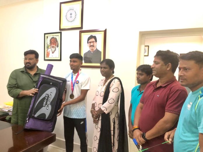गोल्डी मिश्रा को खेल मंत्री ने भेंट की लेटेस्ट इक्विप्मेन्ट, गोल्डी ने झारखंड के लिए जीता है स्वर्ण पदक