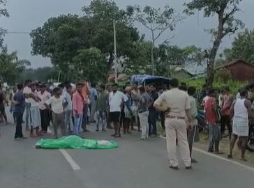 कैराबनी के समीप जंगल में युवक का शव मिलने से क्षेत्र में सनसनी, परिजनों ने किया सड़क जाम