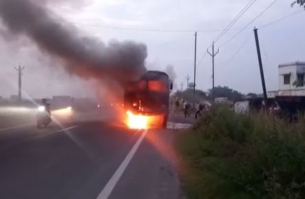 पुलिस बस की चपेट में आने से तीन युवकों की दर्दनाक मौत, बस छोड़ पुलिसकर्मी फरार