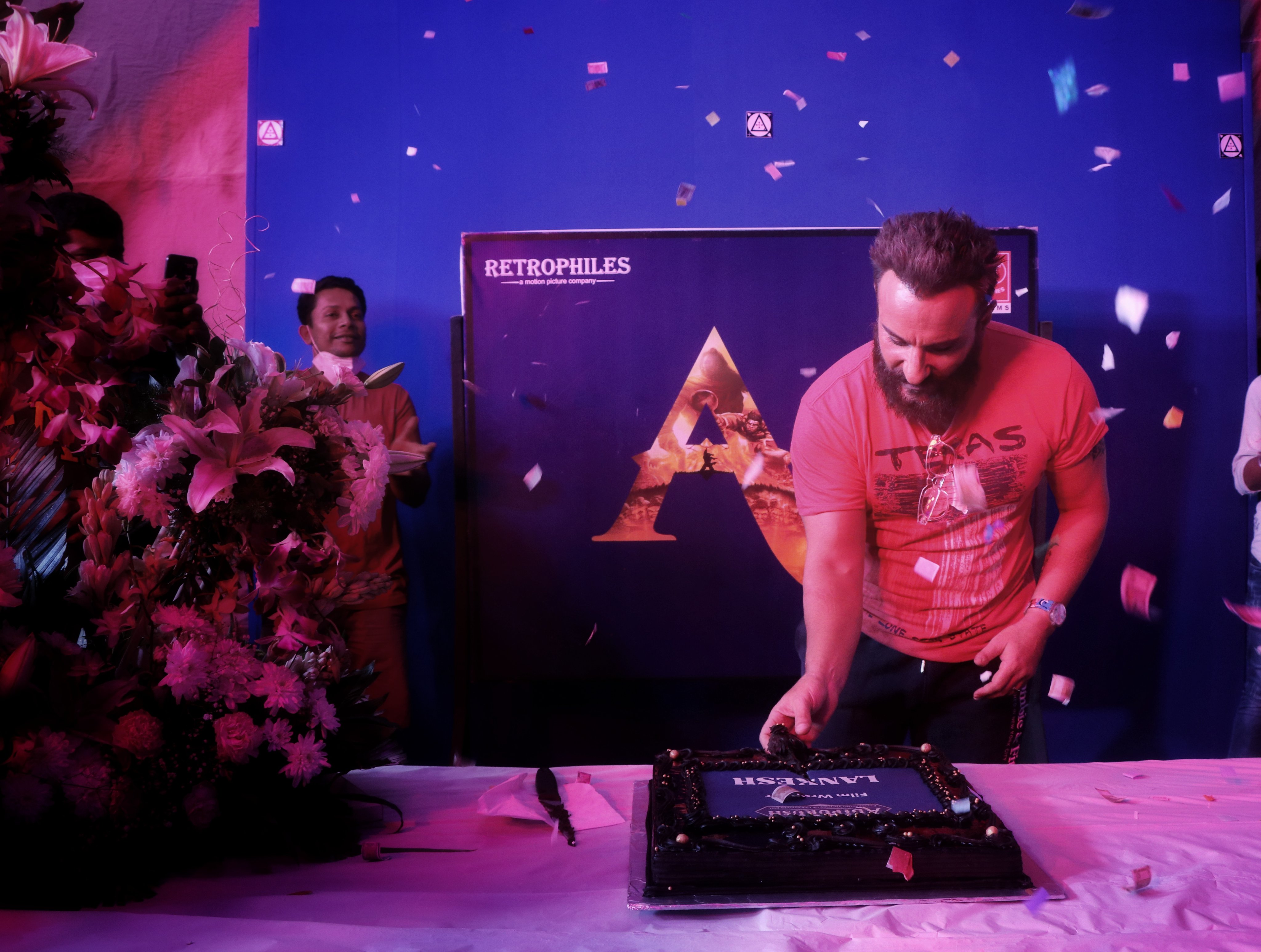 सैफ अली ख़ान ने पूरी की ‘आदिपुरुष’ फिल्म की शूटिंग, केक काटकर मनाया जश्न