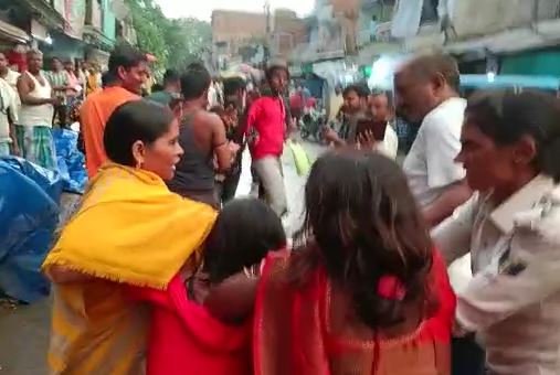 चोरी के आरोप में पकड़ाई दो महिलाओं को घसीटकर थाने ले गई पुलिस, वीडियो वायरल 