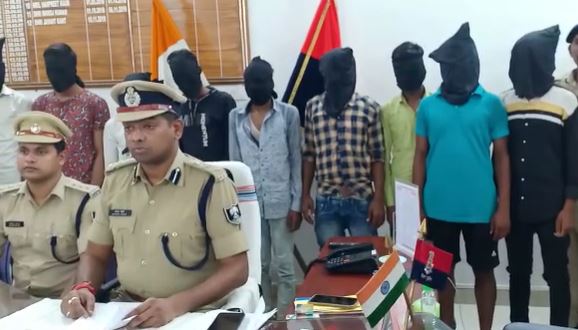 लूट करने वाले बड़े गिरोह चढ़े पुलिस के हत्थे, राइफल पिस्टल बरामद