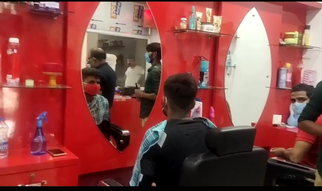 नियमों की अनदेखी कर सलून खोलना पड़ा महंगा.. सदर बीडीओ ने सैलून में मारा छापा