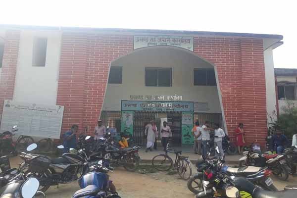 पलामू: अंचल कर्मियों की हड़ताल से बेराजगार युवकों का नहीं बन पा रहा जाति,आवास व आय प्रमाण, हजारों आवेदन लंबित