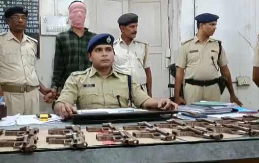 पटना: आर्म्स सप्लाई करनेवाला गैंग गिरफ्तार, कई अर्द्ध निर्मित हथियार बरामद 