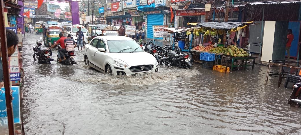 सड़क पर कपड़े उठाकर चलिए जनाब, क्योंकि यह शहर झरिया है !