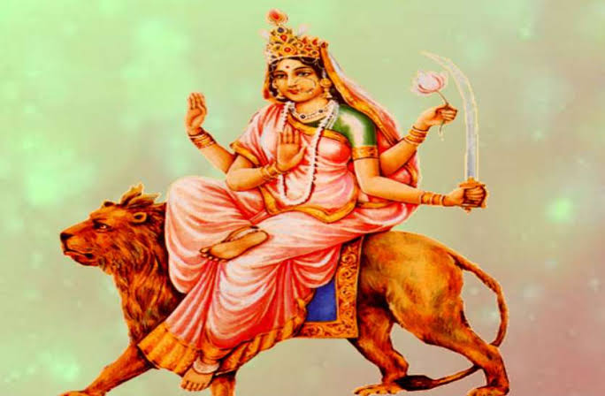 नवरात्रि के छठे दिन मां कात्यायनी की हो रही पूजा, जानिए विधि और कथा