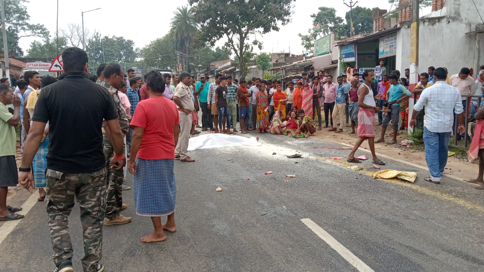 DUMKA: ट्रक और बाइक की टक्कर, बाइक चालक की घटनास्थल पर ही हुई मौत