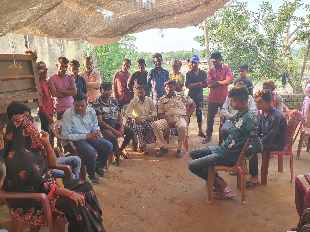 बोकारो : धवैया में पीड़ित परिवार से मिले गोमिया विधायक डॉ लम्बोदर महतो, पीट-पीटकर कर दी गई थी युवक की हत्या