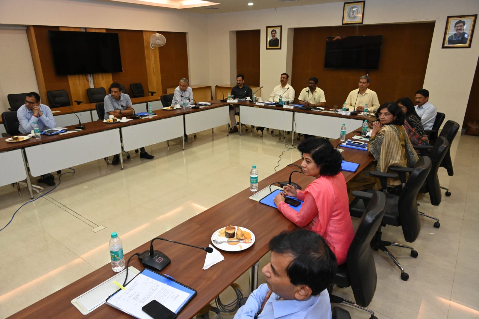 सीएम हेमन्त सोरेन ने वीडियो कांफ्रेंसिंग के जरिए उपायुक्तों के साथकी बैठक,  दिए कई दिशा-निर्देश