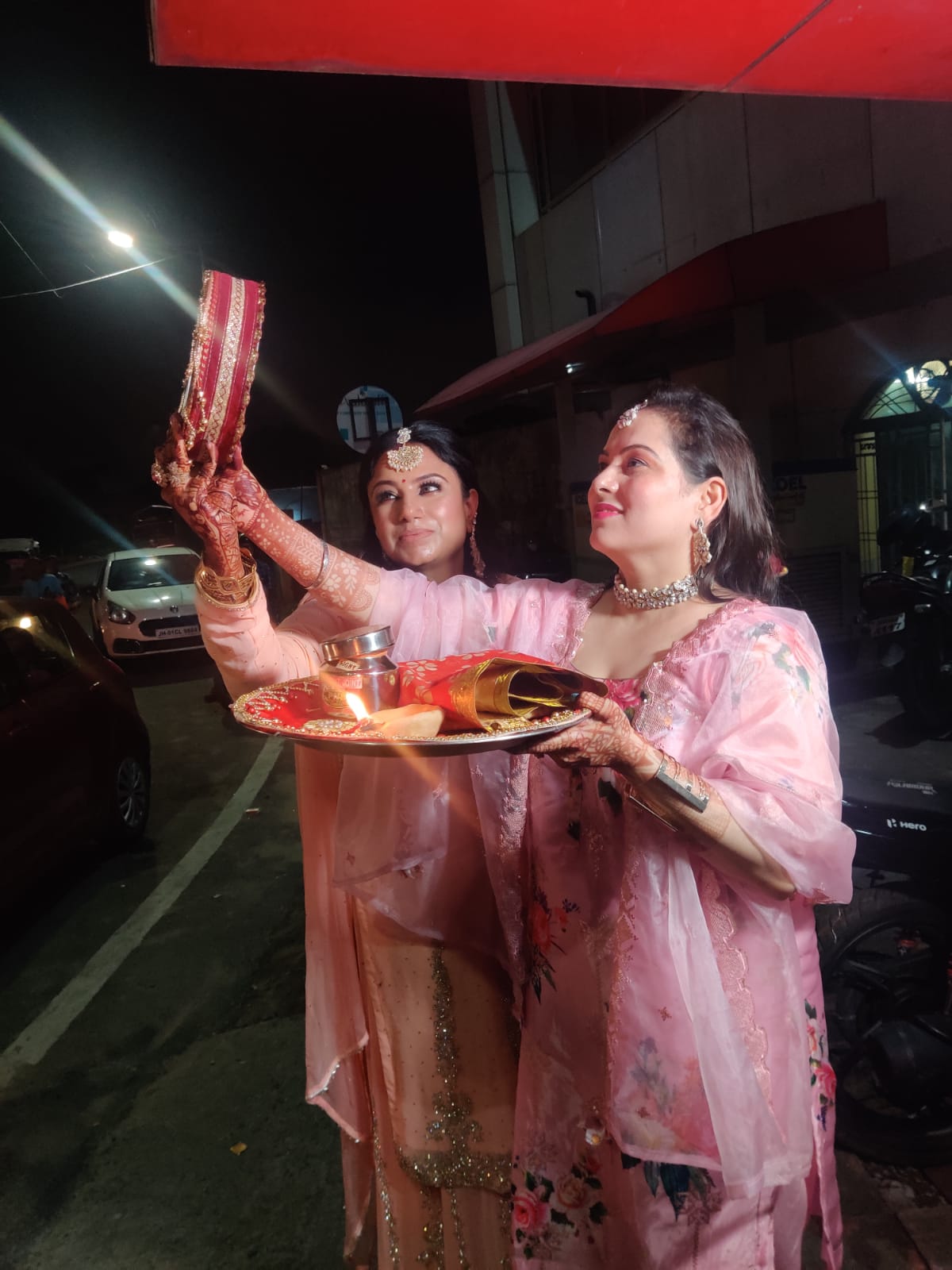 सुहागिनों ने पति की लंबी उम्र के लिए रखा करवा चौथ का व्रत