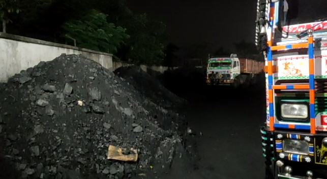 मैथन रोड़ स्थित कुणाल एंटरप्राइजेज में एसडीम के नेतृत्व में छापेमारी, भारी मात्रा में कोयला जब्त