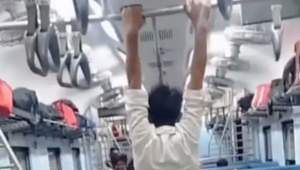 ट्रेन में सीट लेने के लिए स्पाइडरमैन बना युवक, देखें स्पाइडरमैन-रेल-वे होम