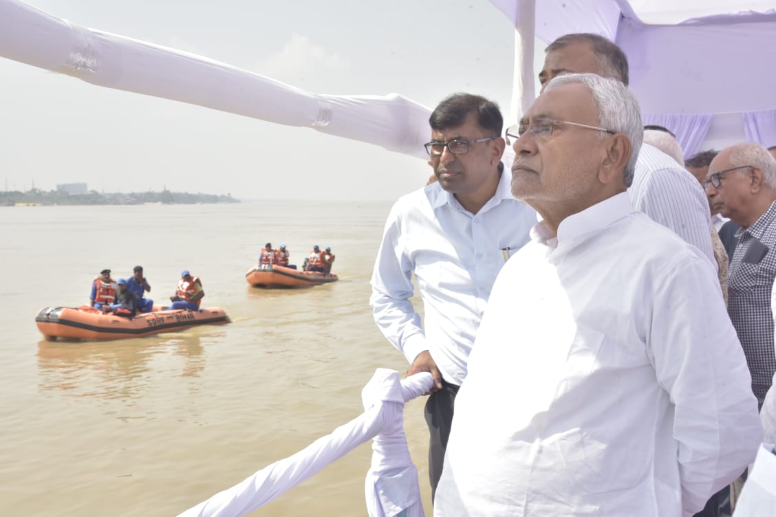 बाल बाल बचे सीएम नीतीश, जेपी सेतु के पिलर से टकराया सीएम का स्टीमर, छठ घाट का कर रहे थे निरीक्षण