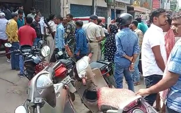 देवघर: मरीज की मौत के बाद परिजनों ने किया अस्पताल में हंगामा, चिकित्सकों पर लगाया लापरवाही का आरोप  