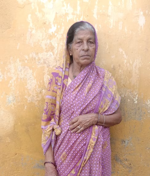 है न कमाल  की बात, पहले जीवित महिला को मृत बताया ,फिर उसकी जमीन को भी बेच डाला दलालों ने 