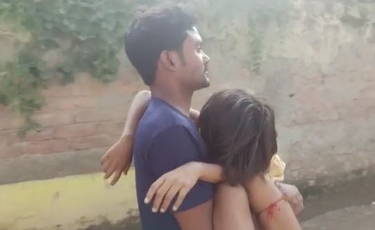 मासूम का शव कंधे पर लेकर अस्पताल में भटकते रहे परिजन, नहीं मिला सरकारी शववाहन 