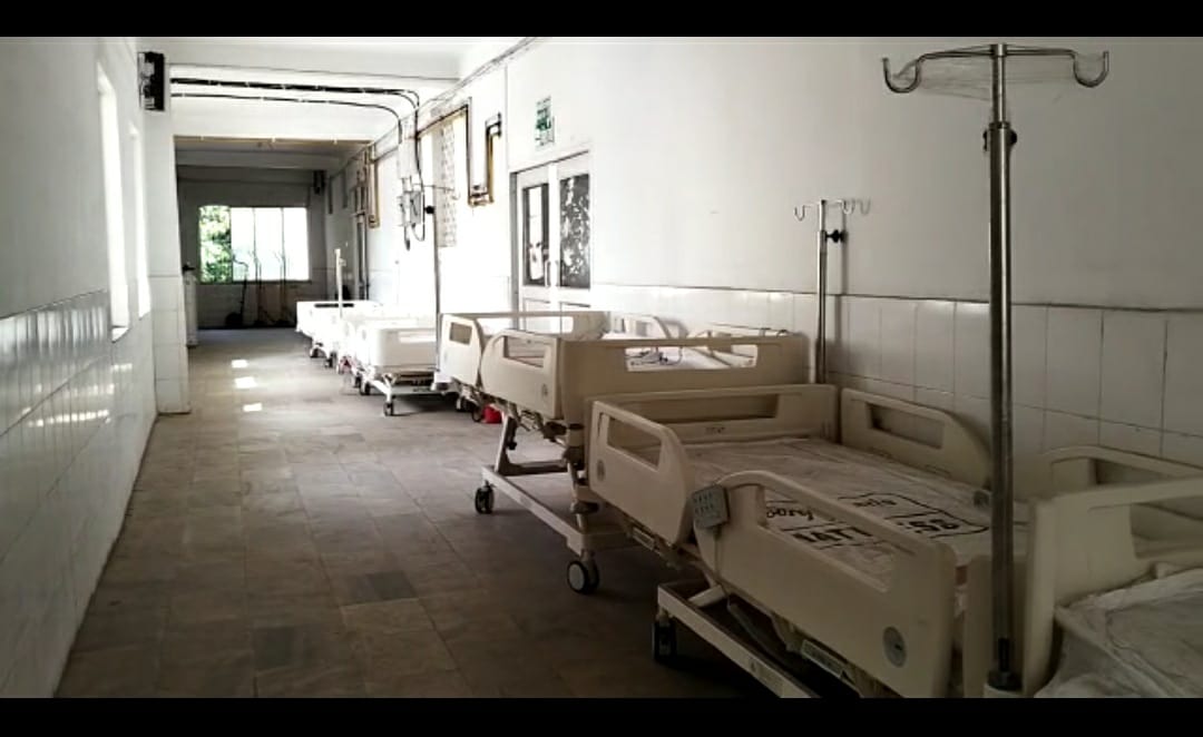 धनबाद के दो सरकारी अस्पताल का देखिये हाल, एक में बेड नहीं मिलता तो दूसरे में मरीज नहीं होते 