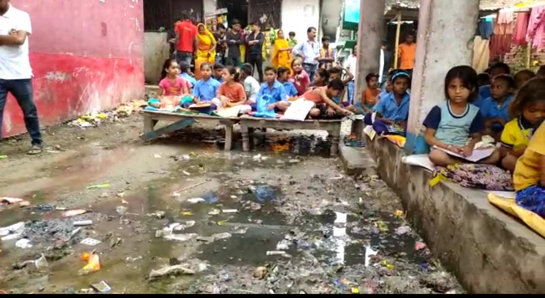 बिहार का ऐसा स्कूल जो छह महीने पानी में डूबा रहता है, गंदगी से घिरे विद्यालय में पढ़ाई करते हैं बच्चे