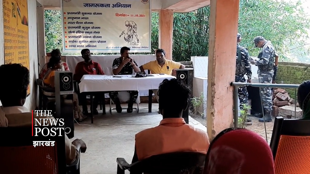 सीआरपीएफ  जवानों ने ग्रामीणों को बताया, कैसे लें योजनाओं का लाभ