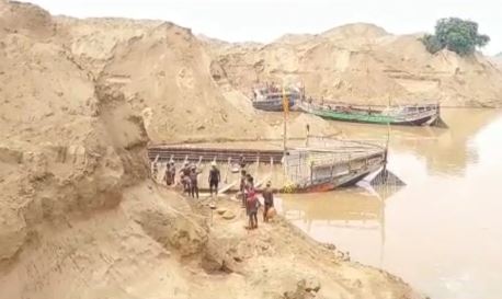 अवैध बालू खनन: वर्चस्व को लेकर दो गुटों में 12 घंटे तक हुई गोलीबारी