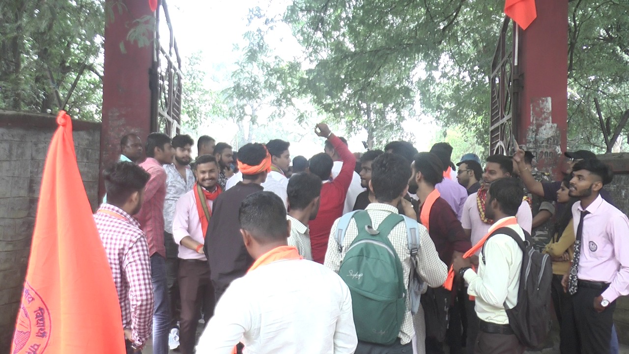 ABVP ने जड़ा रांची यूनिवर्सिटी में ताला, प्रशासन के खिलाफ की नारेबाजी 
